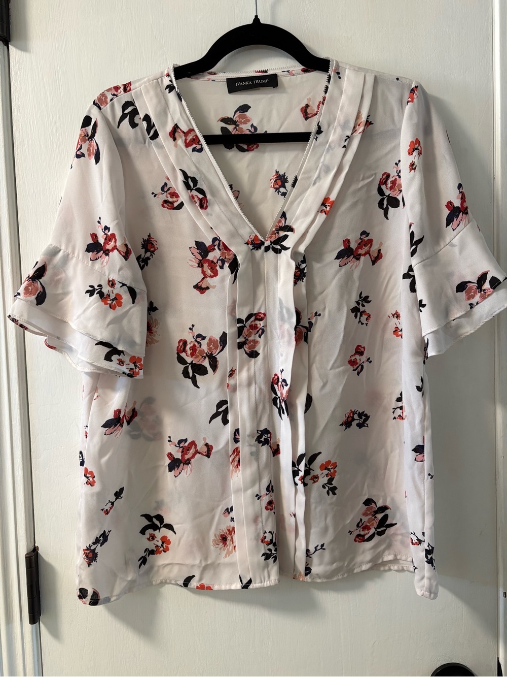 Ivanka Trump White Floral V-Neck Short Sleeve Blouse